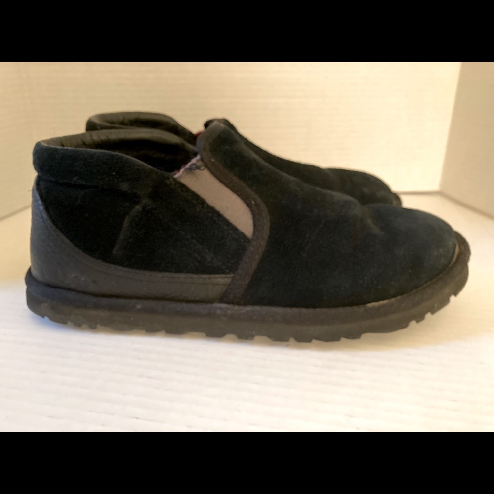 Mens UGG slip on shearling lined black shoes booties size 8